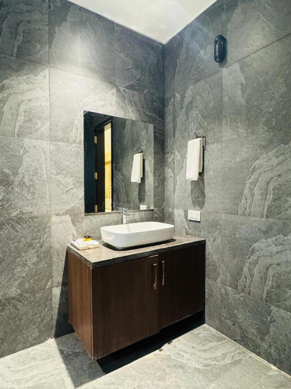 Mstays Ecr By Mirabilis Hotel Chennai Bagian luar foto